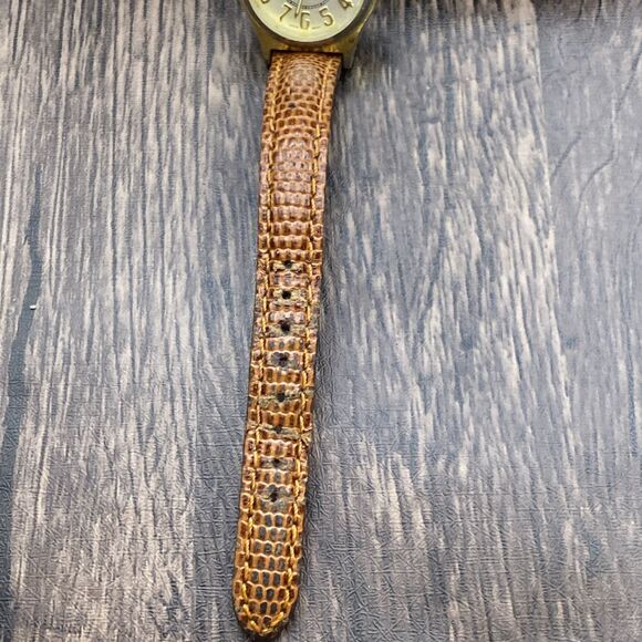 Vintage 4East Women's Watch Date Indicator Band Gold Tone New Battery - Picture 2 of 8